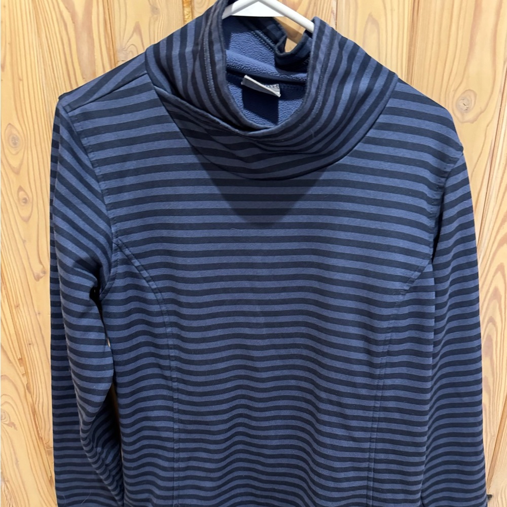 COLUMBIA BRAND WARM TOP IN EXCELLENT CONDITION. SIZE LARGE